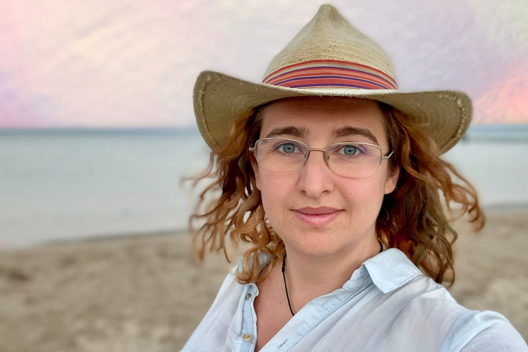 H.M. Iulia Ioana — Saymara B. Ryon, portret pe malul mării