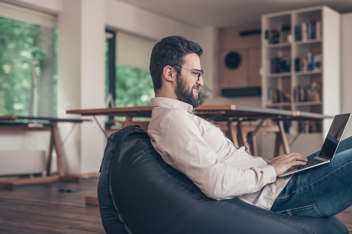 Bărbat care lucrează relaxat la laptop