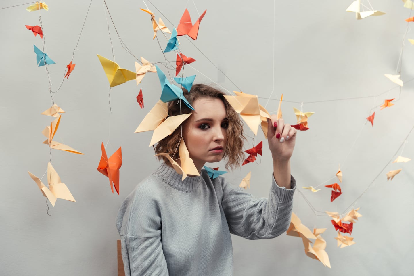 Femeie printre origami colorate