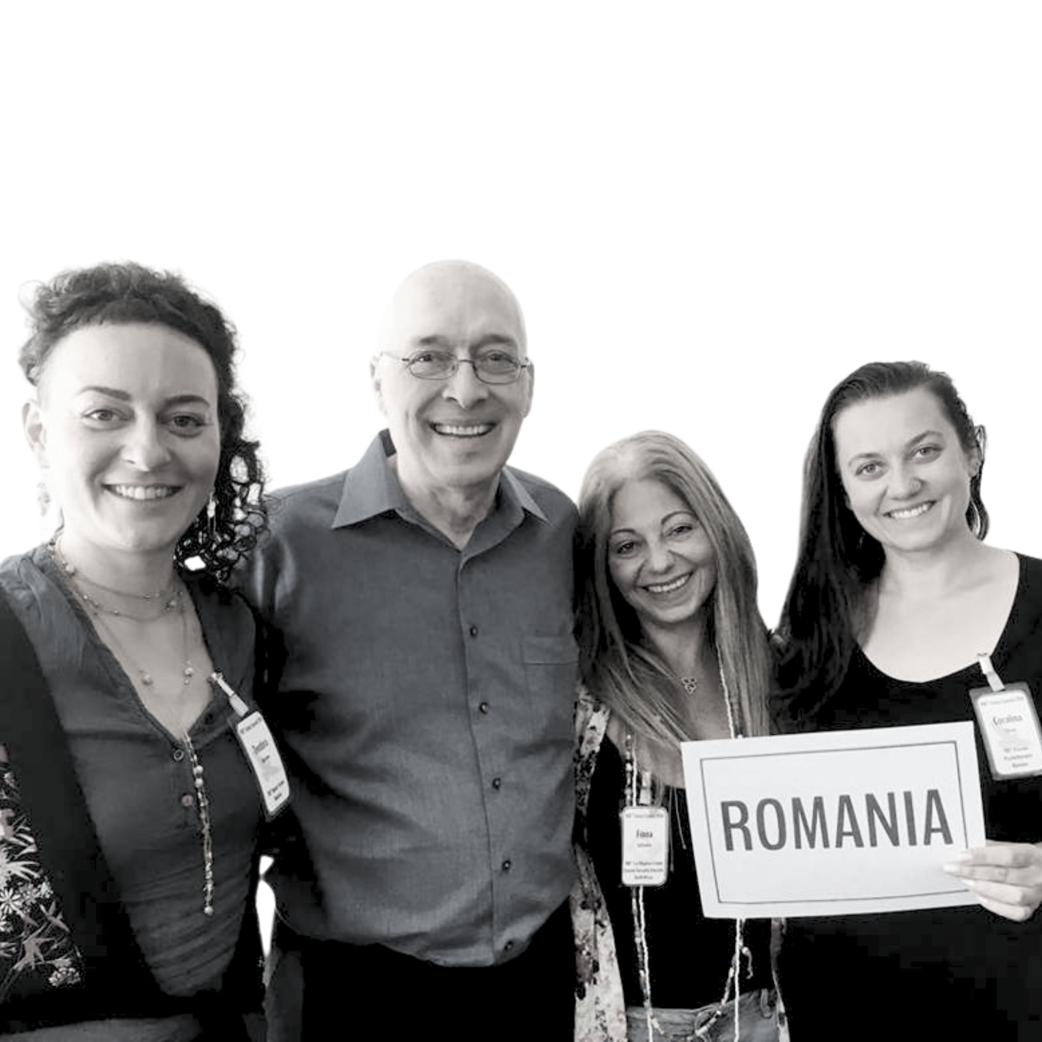 Comunitatea TRE® România adunată împreună, ținând un banner România