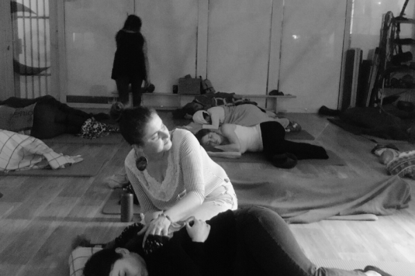 Persoană practicând exerciții TRE®